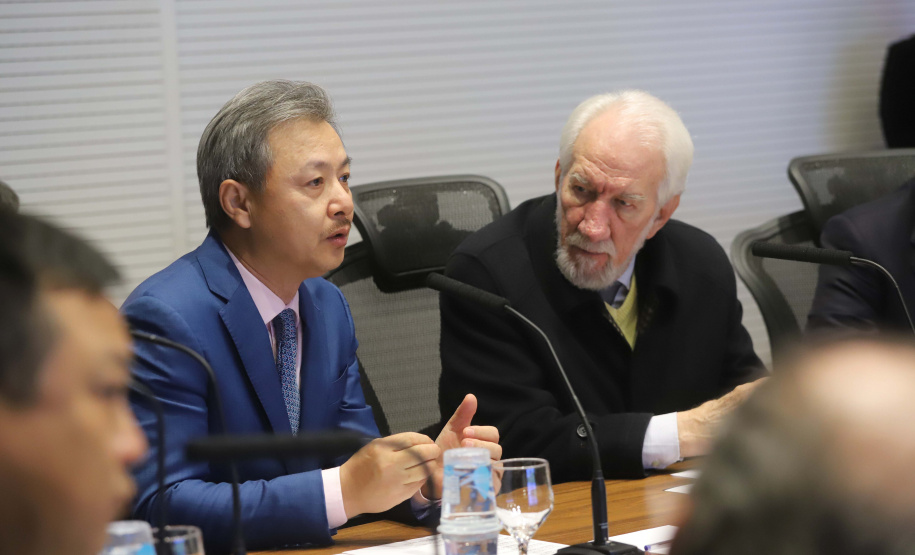 O vice-governador Darci Piana, recebe delegação chinesa, no Palácio Iguaçu. Participaram: Ceo da CCCC Chang Youngbu; presidente da CCCC no Brasil, Lin Li; presidente da Concremat, Mauro Viegas Neto; presidente da SDC do Brasil, Luo Jung; secretário de Infraestrutura e Logística, Sandro Alex; presidente da Paraná Desenvolvimento, Eduardo Bekin e o superintendente dos Portos do Paraná, Luiz Fernando Garcia.Curitiba, 08-07-19.Foto: Arnaldo Alves / ANPr.