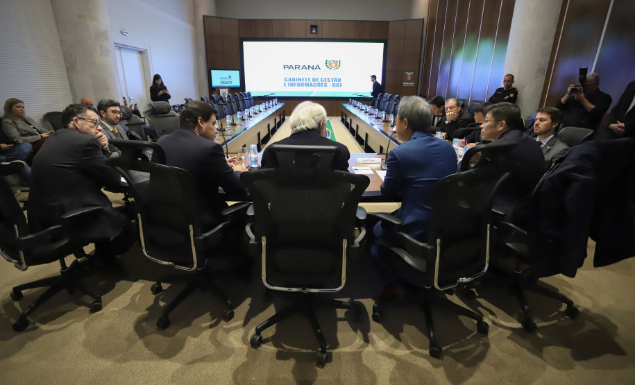 O vice-governador Darci Piana, recebe delegação chinesa, no Palácio Iguaçu. Participaram: Ceo da CCCC Chang Youngbu; presidente da CCCC no Brasil, Lin Li; presidente da Concremat, Mauro Viegas Neto; presidente da SDC do Brasil, Luo Jung; secretário de Infraestrutura e Logística, Sandro Alex; presidente da Paraná Desenvolvimento, Eduardo Bekin e o superintendente dos Portos do Paraná, Luiz Fernando Garcia.Curitiba, 08-07-19.Foto: Arnaldo Alves / ANPr.