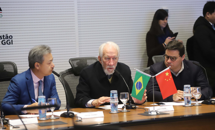 O vice-governador Darci Piana, recebe delegação chinesa, no Palácio Iguaçu. Participaram: Ceo da CCCC Chang Youngbu; presidente da CCCC no Brasil, Lin Li; presidente da Concremat, Mauro Viegas Neto; presidente da SDC do Brasil, Luo Jung; secretário de Infraestrutura e Logística, Sandro Alex; presidente da Paraná Desenvolvimento, Eduardo Bekin e o superintendente dos Portos do Paraná, Luiz Fernando Garcia.Curitiba, 08-07-19.Foto: Arnaldo Alves / ANPr.