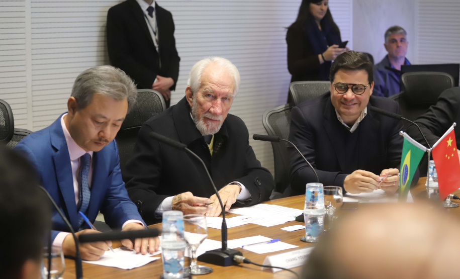 O vice-governador Darci Piana, recebe delegação chinesa, no Palácio Iguaçu. Participaram: Ceo da CCCC Chang Youngbu; presidente da CCCC no Brasil, Lin Li; presidente da Concremat, Mauro Viegas Neto; presidente da SDC do Brasil, Luo Jung; secretário de Infraestrutura e Logística, Sandro Alex; presidente da Paraná Desenvolvimento, Eduardo Bekin e o superintendente dos Portos do Paraná, Luiz Fernando Garcia.Curitiba, 08-07-19.Foto: Arnaldo Alves / ANPr.
