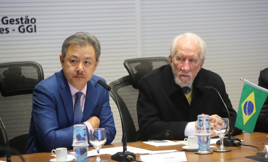 O vice-governador Darci Piana, recebe delegação chinesa, no Palácio Iguaçu. Participaram: Ceo da CCCC Chang Youngbu; presidente da CCCC no Brasil, Lin Li; presidente da Concremat, Mauro Viegas Neto; presidente da SDC do Brasil, Luo Jung; secretário de Infraestrutura e Logística, Sandro Alex; presidente da Paraná Desenvolvimento, Eduardo Bekin e o superintendente dos Portos do Paraná, Luiz Fernando Garcia.Curitiba, 08-07-19.Foto: Arnaldo Alves / ANPr.