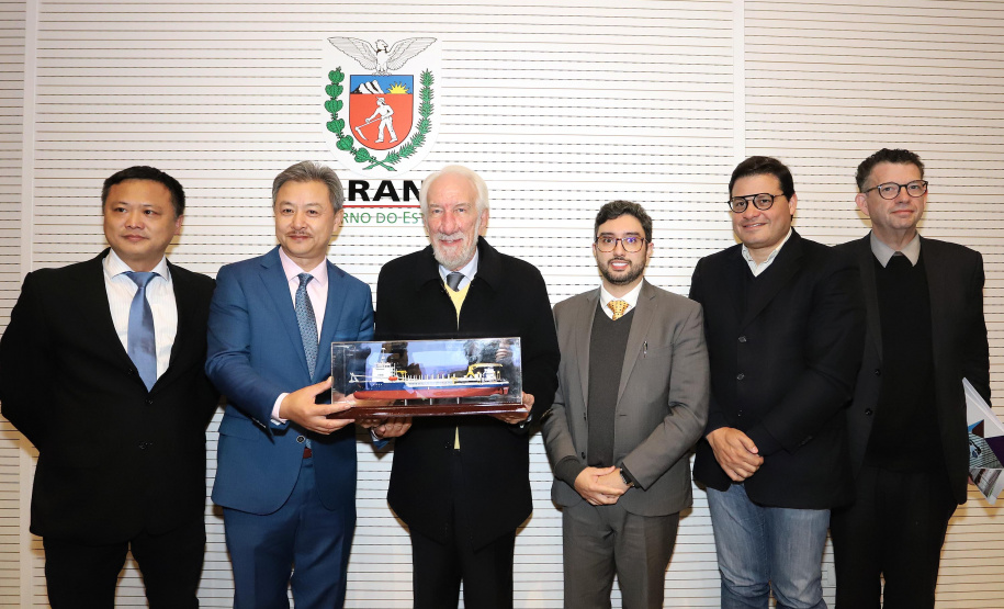 O vice-governador Darci Piana, recebe delegação chinesa, no Palácio Iguaçu. Participaram: Ceo da CCCC Chang Youngbu; presidente da CCCC no Brasil, Lin Li; presidente da Concremat, Mauro Viegas Neto; presidente da SDC do Brasil, Luo Jung; secretário de Infraestrutura e Logística, Sandro Alex; presidente da Paraná Desenvolvimento, Eduardo Bekin e o superintendente dos Portos do Paraná, Luiz Fernando Garcia.Curitiba, 08-07-19.Foto: Arnaldo Alves / ANPr.