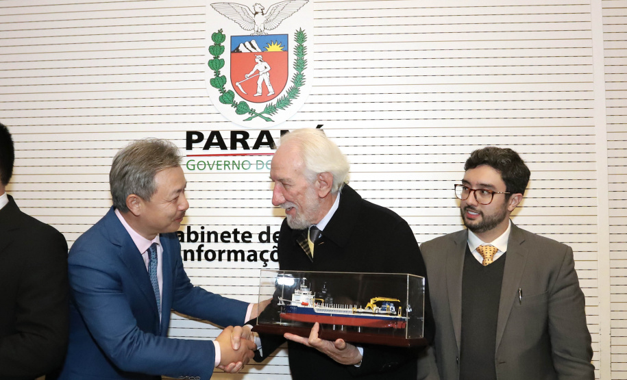 O vice-governador Darci Piana, recebe delegação chinesa, no Palácio Iguaçu. Participaram: Ceo da CCCC Chang Youngbu; presidente da CCCC no Brasil, Lin Li; presidente da Concremat, Mauro Viegas Neto; presidente da SDC do Brasil, Luo Jung; secretário de Infraestrutura e Logística, Sandro Alex; presidente da Paraná Desenvolvimento, Eduardo Bekin e o superintendente dos Portos do Paraná, Luiz Fernando Garcia.Curitiba, 08-07-19.Foto: Arnaldo Alves / ANPr.