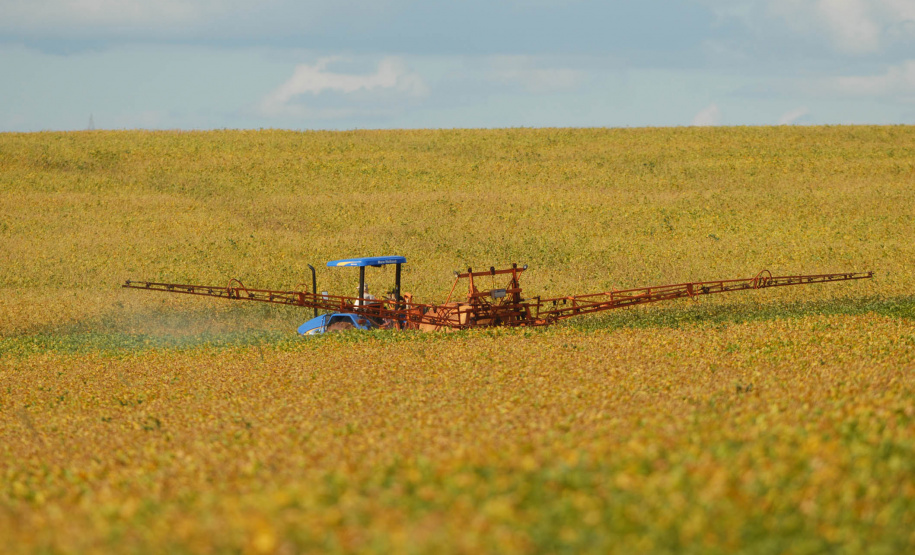 Os produtores rurais do Paraná que adotaram a tecnologia do Manejo Integrado de Pragas (MIP) reduziram em 50% as aplicações de inseticidas nas últimas seis safras. Além de contribuir com a preservação do meio ambiente e racionalizar o uso de agrotóxicos na cultura da soja, a técnica reduz o custo da produção e a intoxicação de agricultores, que são qualificados para a aplicação. Foto: Jonas Oliveira/Arquivo/ANPr