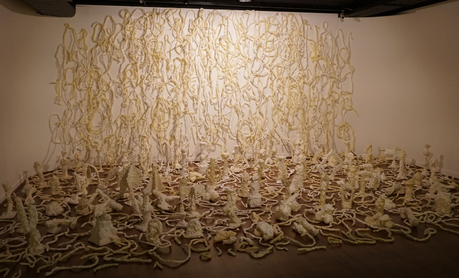 A artista paranaense Guita Soifer apresenta a sua exposição inédita, que poderá ser vista até o dia 25 de agosto, na Sala 10. ?Oferenda? é uma escultura contemporânea feita a partir de resina plástica que parece brotar da parede da sala expositiva, invadindo boa parte do espaço e provocando um efeito surrealista.  -  Curitiba, 09/07/2019  -  Foto: