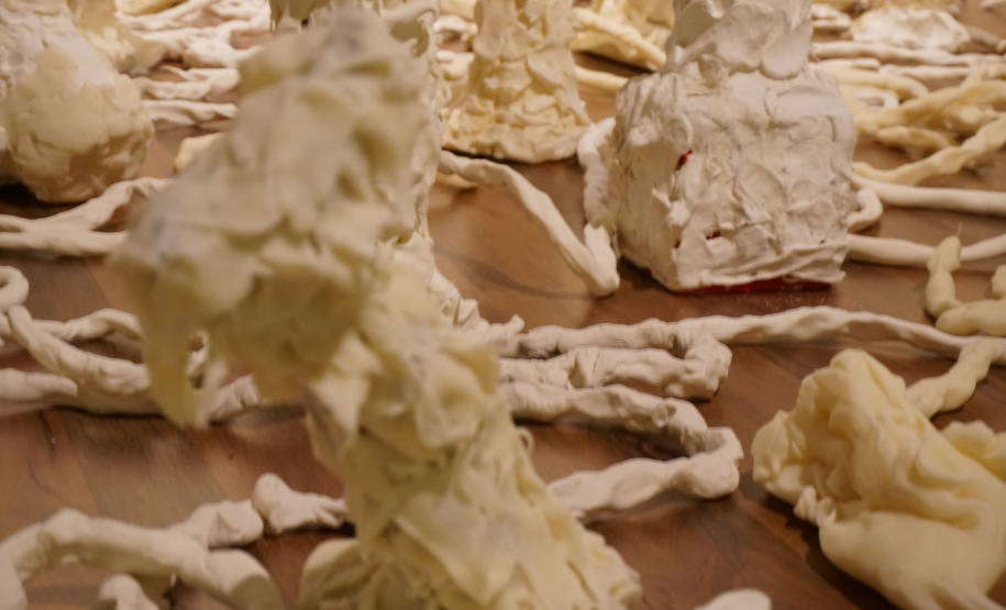 A artista paranaense Guita Soifer apresenta a sua exposição inédita, que poderá ser vista até o dia 25 de agosto, na Sala 10. ?Oferenda? é uma escultura contemporânea feita a partir de resina plástica que parece brotar da parede da sala expositiva, invadindo boa parte do espaço e provocando um efeito surrealista.  -  Curitiba, 09/07/2019  -  Foto: