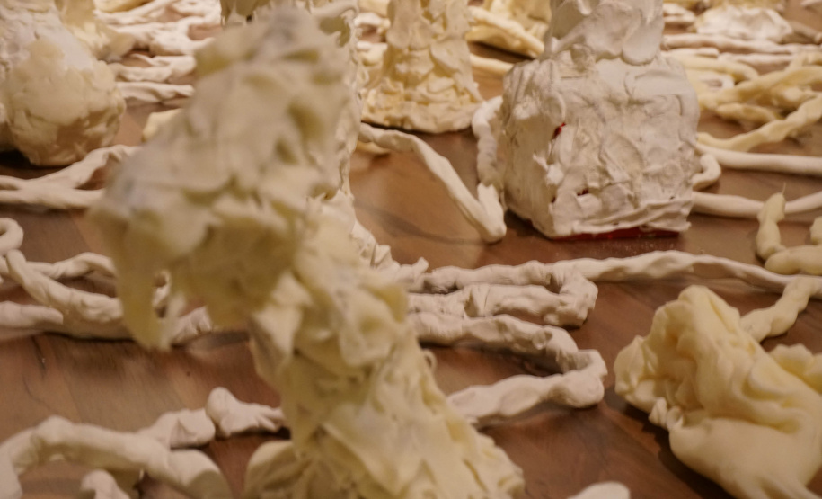 A artista paranaense Guita Soifer apresenta a sua exposição inédita, que poderá ser vista até o dia 25 de agosto, na Sala 10. ?Oferenda? é uma escultura contemporânea feita a partir de resina plástica que parece brotar da parede da sala expositiva, invadindo boa parte do espaço e provocando um efeito surrealista.  -  Curitiba, 09/07/2019  -  Foto: