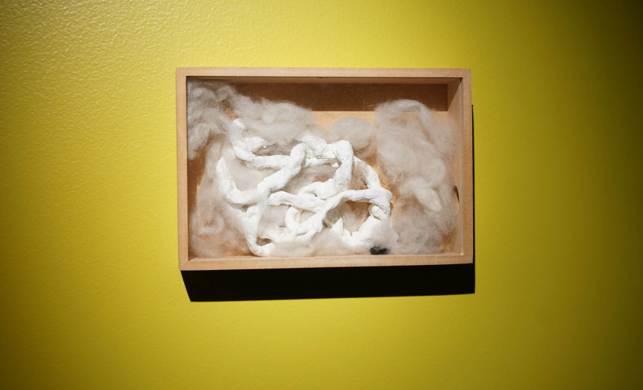 A artista paranaense Guita Soifer apresenta a sua exposição inédita, que poderá ser vista até o dia 25 de agosto, na Sala 10. ?Oferenda? é uma escultura contemporânea feita a partir de resina plástica que parece brotar da parede da sala expositiva, invadindo boa parte do espaço e provocando um efeito surrealista.  -  Curitiba, 09/07/2019  -  Foto: