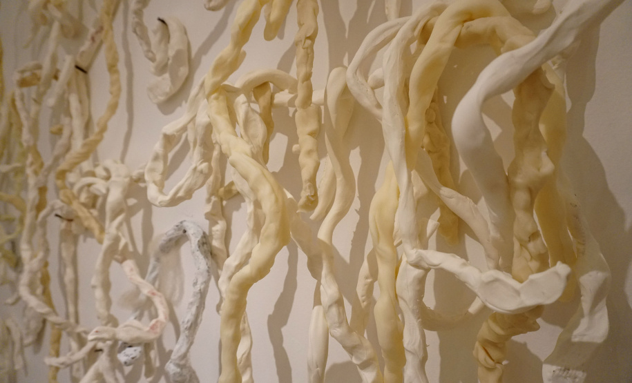 A artista paranaense Guita Soifer apresenta a sua exposição inédita, que poderá ser vista até o dia 25 de agosto, na Sala 10. ?Oferenda? é uma escultura contemporânea feita a partir de resina plástica que parece brotar da parede da sala expositiva, invadindo boa parte do espaço e provocando um efeito surrealista.  -  Curitiba, 09/07/2019  -  Foto: