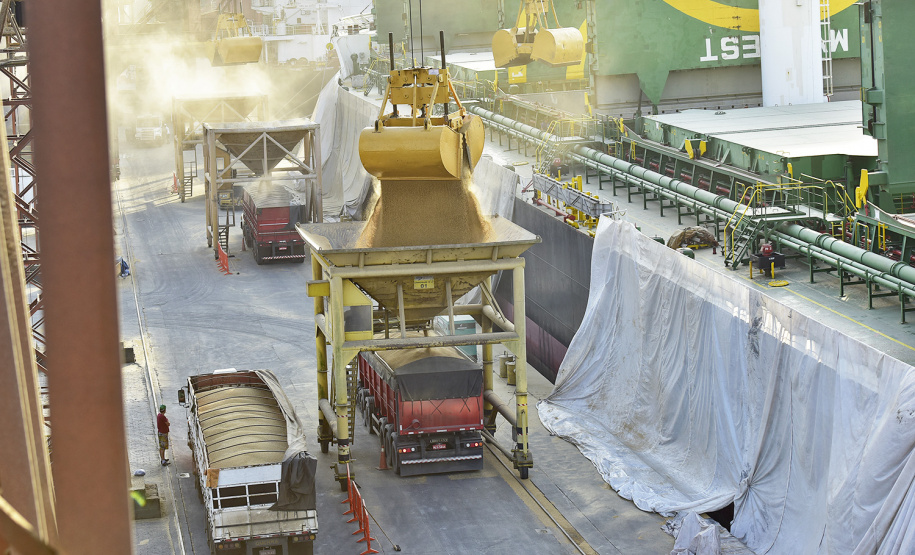 Em junho, os Portos de Paranaguá e Antonina movimentaram quase 5,3 milhões de toneladas de carga. O volume é 15% maior que o registrado no mesmo mês de 2018, quando foram 4,6 milhões de toneladas. Os números foram divulgados nesta terça-feira (9) pela empresa pública Portos do Paraná.  -  Foto: Ivan Bueno/Arquivo Portos do Paraná