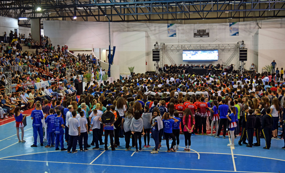 Apucarana será sede pela sexta vez sede de uma fase final dos Jogos Escolares do Paraná (JEPS). Neste ano, será a competição para alunos-atletas da categoria 12 a 14 anos, entre 12 e 20 de julho. A cidade tem recebido desde 2015 ao menos uma das etapas finais da competição. Para esta estão confirmados 747 estabelecimentos de ensino de 270 municípios, somando 5.279 participantes, entre atletas e dirigentes.Foto: Divulgação/SEET