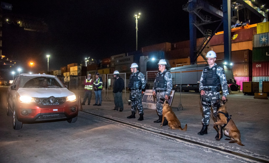 A Administração dos Portos do Paraná, a Polícia Militar e Polícia Federal se integraram para uma megaoperação contra o tráfico de drogas no Porto de Paranaguá. Na noite desta terça-feira (9), um grupo de 20 homens, formado por integrantes da Guarda Portuária, militares e agentes federais, junto de cães farejadores, vistoriaram cerca de 109 veículos que saíram do terminal com destino à África.  Foto: Claudio Neves/Portos do Paraná