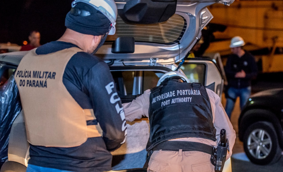 A Administração dos Portos do Paraná, a Polícia Militar e Polícia Federal se integraram para uma megaoperação contra o tráfico de drogas no Porto de Paranaguá. Na noite desta terça-feira (9), um grupo de 20 homens, formado por integrantes da Guarda Portuária, militares e agentes federais, junto de cães farejadores, vistoriaram cerca de 109 veículos que saíram do terminal com destino à África.  Foto: Claudio Neves/Portos do Paraná