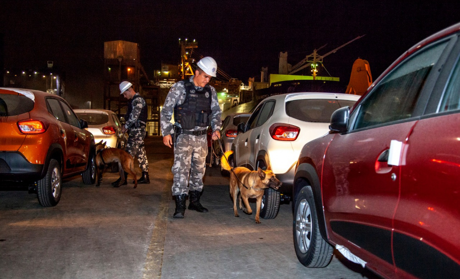 A Administração dos Portos do Paraná, a Polícia Militar e Polícia Federal se integraram para uma megaoperação contra o tráfico de drogas no Porto de Paranaguá. Na noite desta terça-feira (9), um grupo de 20 homens, formado por integrantes da Guarda Portuária, militares e agentes federais, junto de cães farejadores, vistoriaram cerca de 109 veículos que saíram do terminal com destino à África. Foto: Claudio Neves/Portos do Paraná
