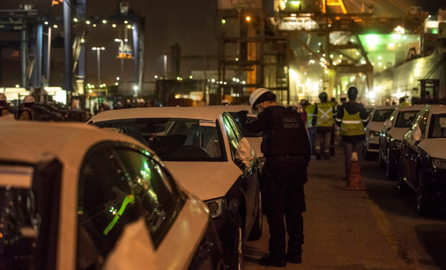 A Administração dos Portos do Paraná, a Polícia Militar e Polícia Federal se integraram para uma megaoperação contra o tráfico de drogas no Porto de Paranaguá. Na noite desta terça-feira (9), um grupo de 20 homens, formado por integrantes da Guarda Portuária, militares e agentes federais, junto de cães farejadores, vistoriaram cerca de 109 veículos que saíram do terminal com destino à África.  Foto: Claudio Neves/Portos do Paraná