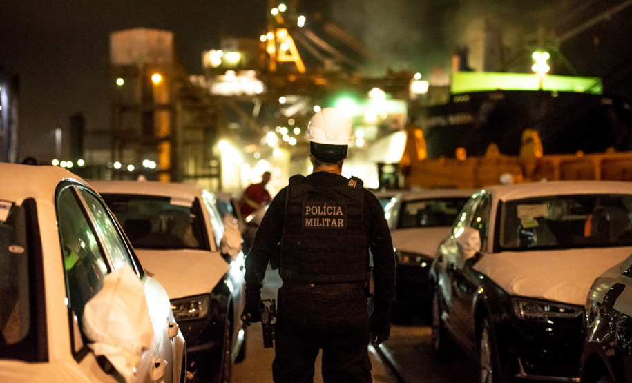 A Administração dos Portos do Paraná, a Polícia Militar e Polícia Federal se integraram para uma megaoperação contra o tráfico de drogas no Porto de Paranaguá. Na noite desta terça-feira (9), um grupo de 20 homens, formado por integrantes da Guarda Portuária, militares e agentes federais, junto de cães farejadores, vistoriaram cerca de 109 veículos que saíram do terminal com destino à África.  Foto: Claudio Neves/Portos do Paraná