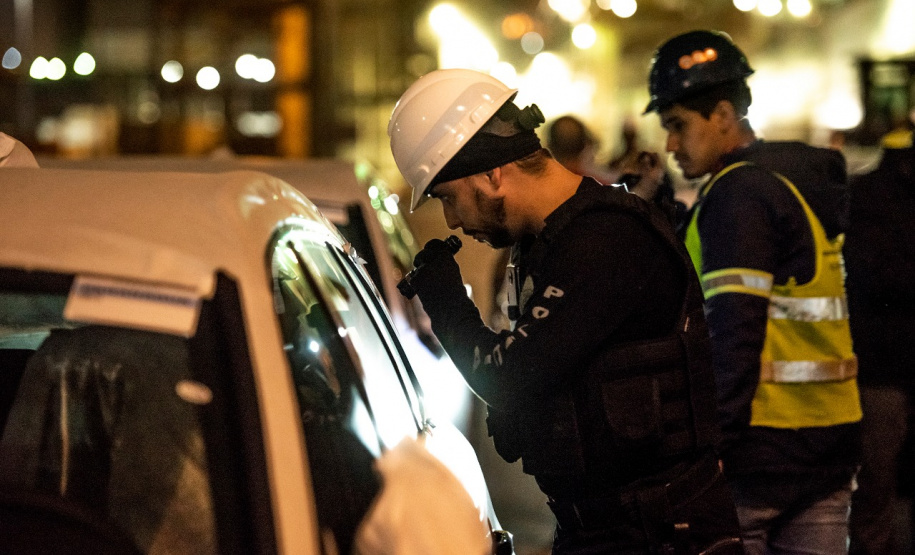 A Administração dos Portos do Paraná, a Polícia Militar e Polícia Federal se integraram para uma megaoperação contra o tráfico de drogas no Porto de Paranaguá. Na noite desta terça-feira (9), um grupo de 20 homens, formado por integrantes da Guarda Portuária, militares e agentes federais, junto de cães farejadores, vistoriaram cerca de 109 veículos que saíram do terminal com destino à África.  Foto: Claudio Neves/Portos do Paraná
