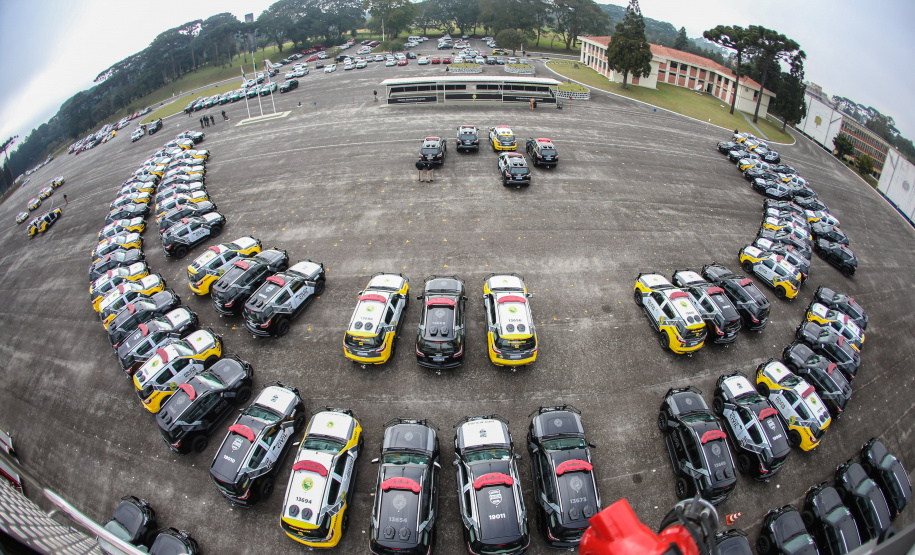 O governador Carlos Massa Ratinho Junior destacou nesta quarta-feira (10) o esforço que o Estado tem feito para recompor e atualizar a frota de viaturas policiais. Em solenidade para a entrega de 100 novos veículos para as polícias Militar e Civil e para os Bombeiros, ele lembrou que assumiu o governo com cerca de 40% das viaturas policiais no conserto e que vem trabalhando para resolver a situação.-Foto: Geraldo Bubniak/ANPr