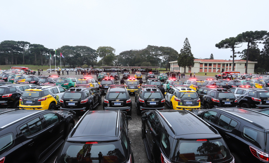 O governador Carlos Massa Ratinho Junior destacou nesta quarta-feira (10) o esforço que o Estado tem feito para recompor e atualizar a frota de viaturas policiais. Em solenidade para a entrega de 100 novos veículos para as polícias Militar e Civil e para os Bombeiros, ele lembrou que assumiu o governo com cerca de 40% das viaturas policiais no conserto e que vem trabalhando para resolver a situação. Foto: Rodrigo Felix Leal/ANPr