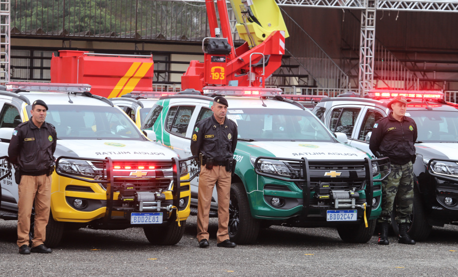 O governador Carlos Massa Ratinho Junior destacou nesta quarta-feira (10) o esforço que o Estado tem feito para recompor e atualizar a frota de viaturas policiais. Em solenidade para a entrega de 100 novos veículos para as polícias Militar e Civil e para os Bombeiros, ele lembrou que assumiu o governo com cerca de 40% das viaturas policiais no conserto e que vem trabalhando para resolver a situação. Foto: Rodrigo Felix Leal/ANPr