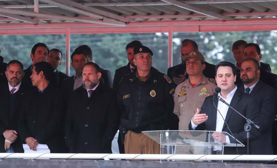O governador Carlos Massa Ratinho Junior destacou nesta quarta-feira (10) o esforço que o Estado tem feito para recompor e atualizar a frota de viaturas policiais. Em solenidade para a entrega de 100 novos veículos para as polícias Militar e Civil e para os Bombeiros, ele lembrou que assumiu o governo com cerca de 40% das viaturas policiais no conserto e que vem trabalhando para resolver a situação. Foto: Rodrigo Felix Leal/ANPr