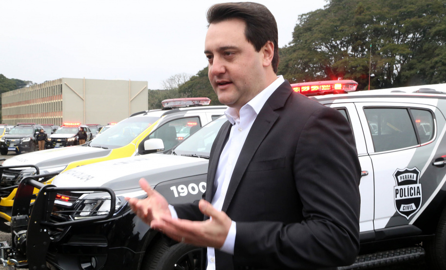 O governador Carlos Massa Ratinho Junior destacou nesta quarta-feira (10) o esforço que o Estado tem feito para recompor e atualizar a frota de viaturas policiais. Em solenidade para a entrega de 100 novos veículos para as polícias Militar e Civil e para os Bombeiros, ele lembrou que assumiu o governo com cerca de 40% das viaturas policiais no conserto e que vem trabalhando para resolver a situação. Foto: Gilson Abreu/ANP