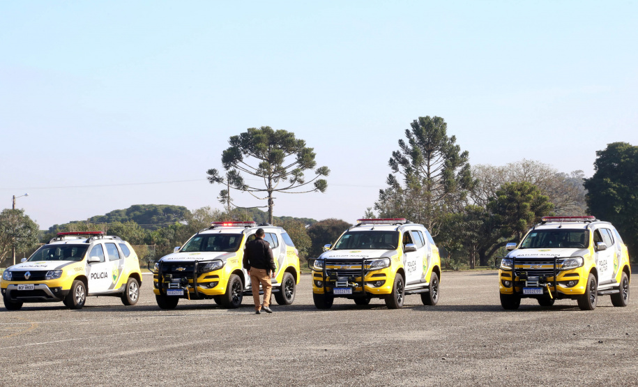 O governador Carlos Massa Ratinho Junior destacou nesta quarta-feira (10) o esforço que o Estado tem feito para recompor e atualizar a frota de viaturas policiais. Em solenidade para a entrega de 100 novos veículos para as polícias Militar e Civil e para os Bombeiros, ele lembrou que assumiu o governo com cerca de 40% das viaturas policiais no conserto e que vem trabalhando para resolver a situação. Foto: Gilson Abreu/ANP
