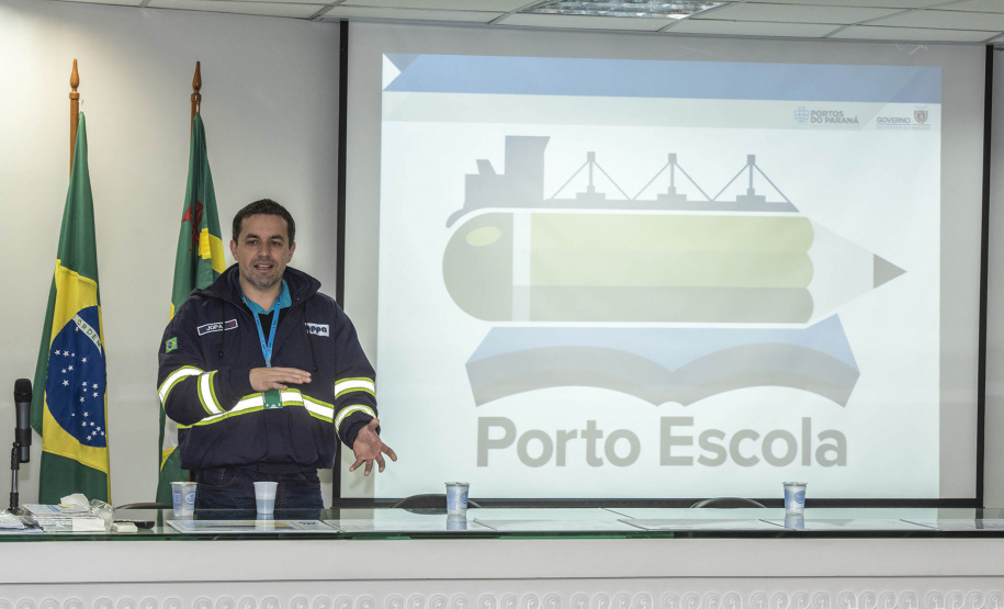 Os dez alunos vencedores do concurso de desenhos e frases do programa Porto Escola fizeram uma visita especial ao Porto de Paranaguá nesta quarta-feira (10). Os estudantes e professores ganharam um passeio de barco, kits de desenho e um quadro com a composição vencedora. A oitava edição do concurso reuniu trabalhos de 824 estudantes do 5º ano do ensino fundamental, matriculados na rede pública de ensino. Foto: Claudio Neves/Portos do Paraná