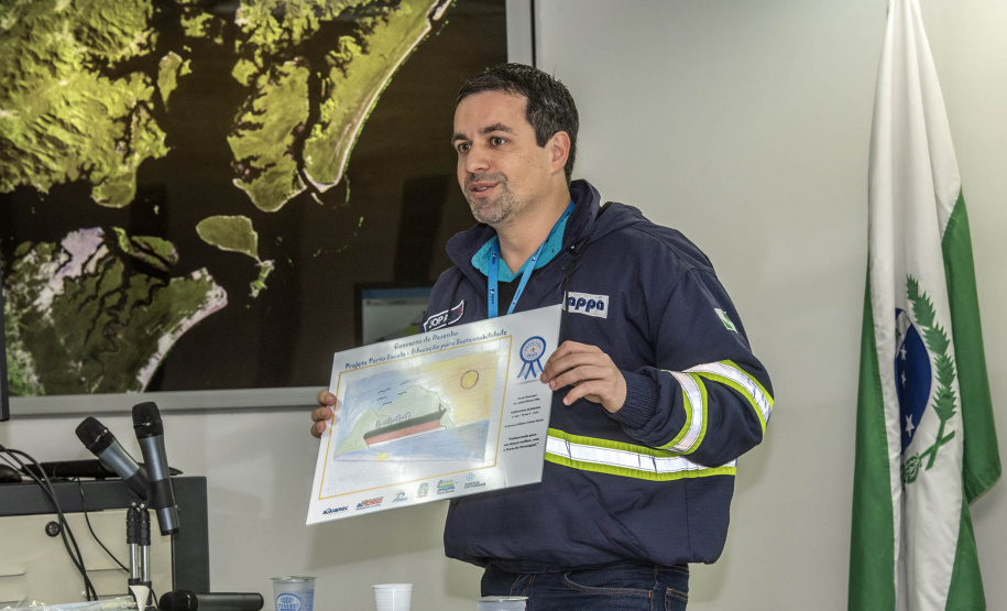 Os dez alunos vencedores do concurso de desenhos e frases do programa Porto Escola fizeram uma visita especial ao Porto de Paranaguá nesta quarta-feira (10). Os estudantes e professores ganharam um passeio de barco, kits de desenho e um quadro com a composição vencedora. A oitava edição do concurso reuniu trabalhos de 824 estudantes do 5º ano do ensino fundamental, matriculados na rede pública de ensino. Foto: Claudio Neves/Portos do Paraná