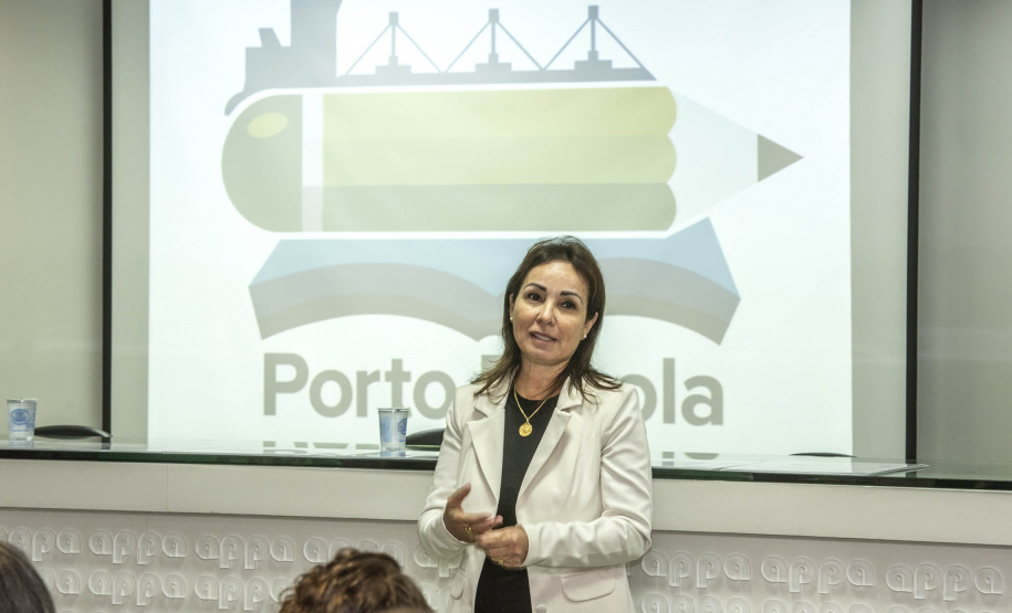 Os dez alunos vencedores do concurso de desenhos e frases do programa Porto Escola fizeram uma visita especial ao Porto de Paranaguá nesta quarta-feira (10). Os estudantes e professores ganharam um passeio de barco, kits de desenho e um quadro com a composição vencedora. A oitava edição do concurso reuniu trabalhos de 824 estudantes do 5º ano do ensino fundamental, matriculados na rede pública de ensino. Foto: Claudio Neves/Portos do Paraná