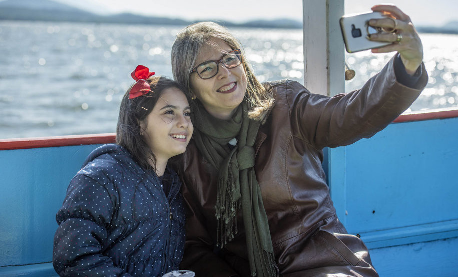 Os dez alunos vencedores do concurso de desenhos e frases do programa Porto Escola fizeram uma visita especial ao Porto de Paranaguá nesta quarta-feira (10). Os estudantes e professores ganharam um passeio de barco, kits de desenho e um quadro com a composição vencedora. A oitava edição do concurso reuniu trabalhos de 824 estudantes do 5º ano do ensino fundamental, matriculados na rede pública de ensino. Foto: Claudio Neves/Portos do Paraná