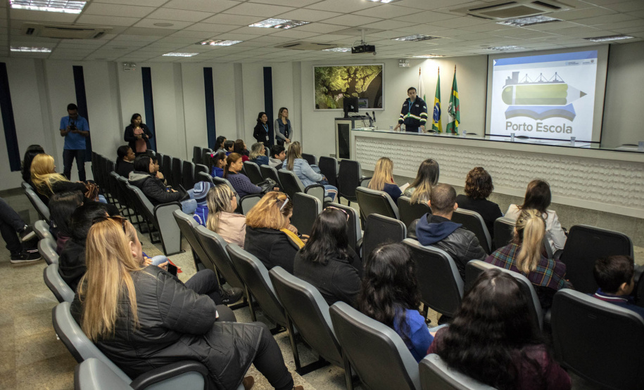 Os dez alunos vencedores do concurso de desenhos e frases do programa Porto Escola fizeram uma visita especial ao Porto de Paranaguá nesta quarta-feira (10). Os estudantes e professores ganharam um passeio de barco, kits de desenho e um quadro com a composição vencedora. A oitava edição do concurso reuniu trabalhos de 824 estudantes do 5º ano do ensino fundamental, matriculados na rede pública de ensino. Foto: Claudio Neves/Portos do Paraná