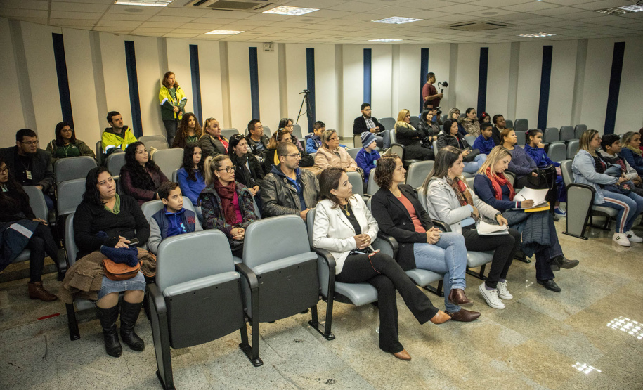 Os dez alunos vencedores do concurso de desenhos e frases do programa Porto Escola fizeram uma visita especial ao Porto de Paranaguá nesta quarta-feira (10). Os estudantes e professores ganharam um passeio de barco, kits de desenho e um quadro com a composição vencedora. A oitava edição do concurso reuniu trabalhos de 824 estudantes do 5º ano do ensino fundamental, matriculados na rede pública de ensino. Foto: Claudio Neves/Portos do Paraná