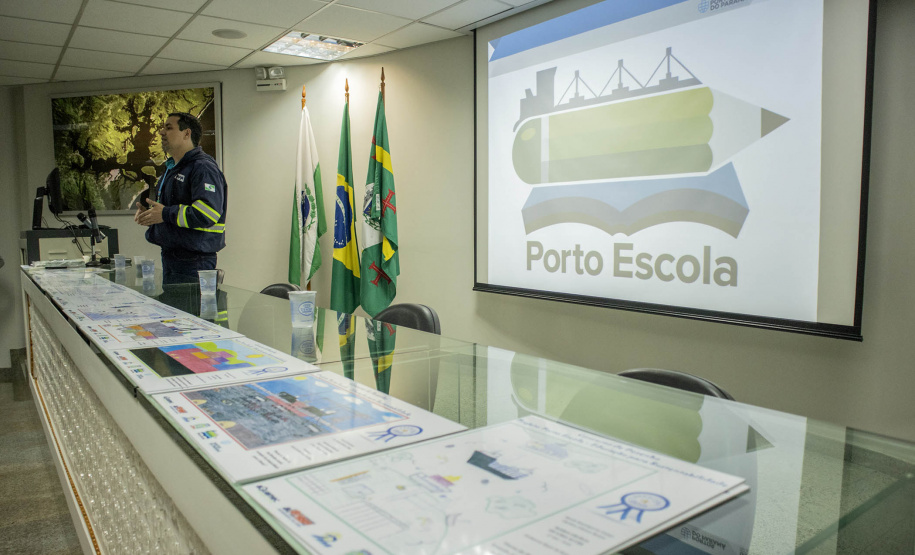 Os dez alunos vencedores do concurso de desenhos e frases do programa Porto Escola fizeram uma visita especial ao Porto de Paranaguá nesta quarta-feira (10). Os estudantes e professores ganharam um passeio de barco, kits de desenho e um quadro com a composição vencedora. A oitava edição do concurso reuniu trabalhos de 824 estudantes do 5º ano do ensino fundamental, matriculados na rede pública de ensino. Foto: Claudio Neves/Portos do Paraná