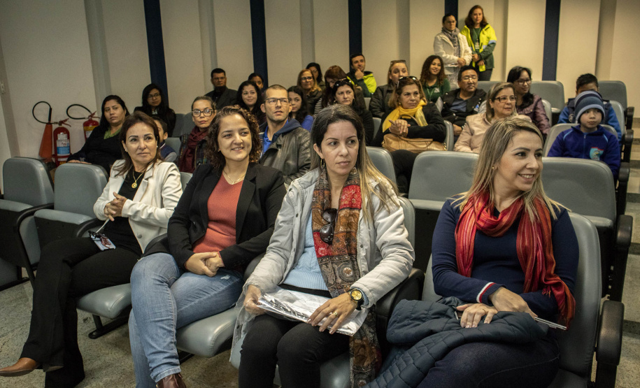 Os dez alunos vencedores do concurso de desenhos e frases do programa Porto Escola fizeram uma visita especial ao Porto de Paranaguá nesta quarta-feira (10). Os estudantes e professores ganharam um passeio de barco, kits de desenho e um quadro com a composição vencedora. A oitava edição do concurso reuniu trabalhos de 824 estudantes do 5º ano do ensino fundamental, matriculados na rede pública de ensino. Foto: Claudio Neves/Portos do Paraná