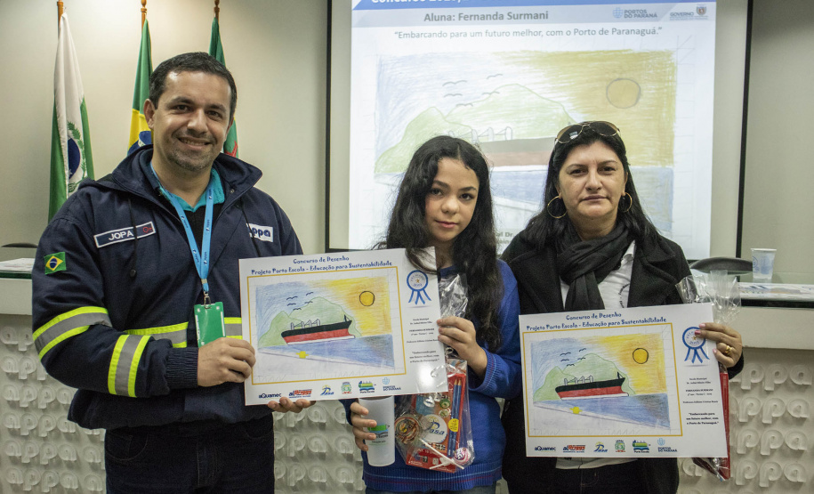 Os dez alunos vencedores do concurso de desenhos e frases do programa Porto Escola fizeram uma visita especial ao Porto de Paranaguá nesta quarta-feira (10). Os estudantes e professores ganharam um passeio de barco, kits de desenho e um quadro com a composição vencedora. A oitava edição do concurso reuniu trabalhos de 824 estudantes do 5º ano do ensino fundamental, matriculados na rede pública de ensino. Foto: Claudio Neves/Portos do Paraná