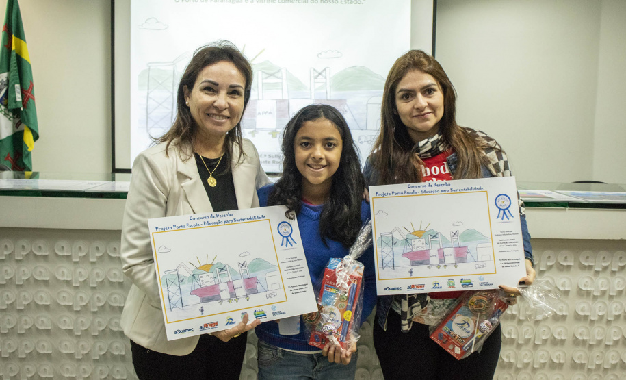 Os dez alunos vencedores do concurso de desenhos e frases do programa Porto Escola fizeram uma visita especial ao Porto de Paranaguá nesta quarta-feira (10). Os estudantes e professores ganharam um passeio de barco, kits de desenho e um quadro com a composição vencedora. A oitava edição do concurso reuniu trabalhos de 824 estudantes do 5º ano do ensino fundamental, matriculados na rede pública de ensino. Foto: Claudio Neves/Portos do Paraná