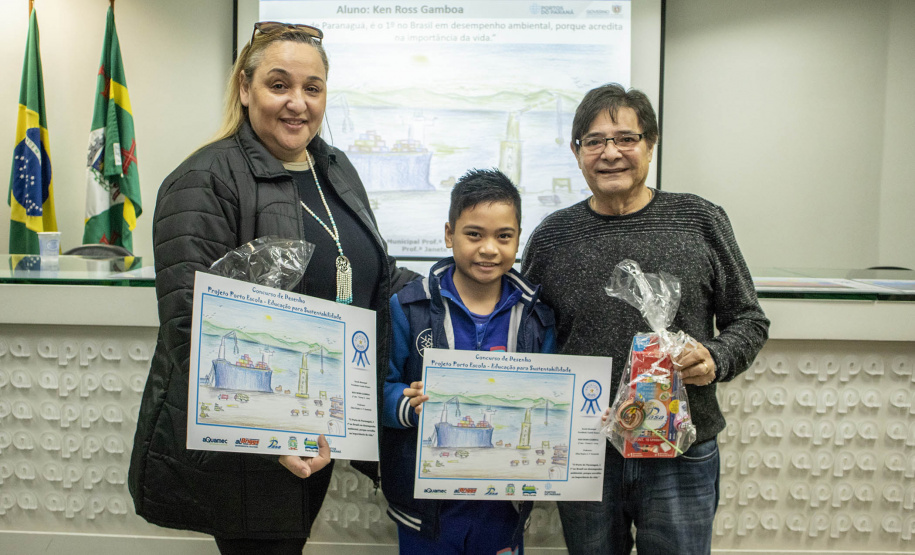 Os dez alunos vencedores do concurso de desenhos e frases do programa Porto Escola fizeram uma visita especial ao Porto de Paranaguá nesta quarta-feira (10). Os estudantes e professores ganharam um passeio de barco, kits de desenho e um quadro com a composição vencedora. A oitava edição do concurso reuniu trabalhos de 824 estudantes do 5º ano do ensino fundamental, matriculados na rede pública de ensino. Foto: Claudio Neves/Portos do Paraná