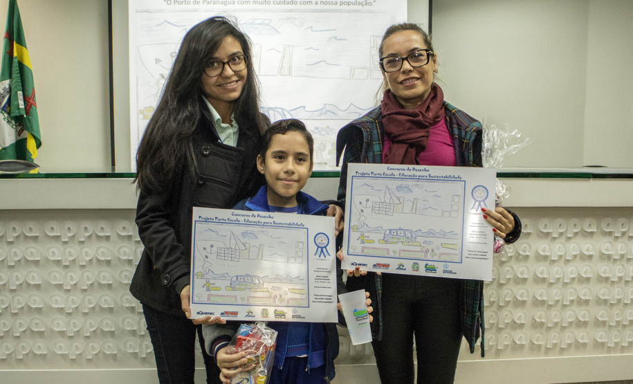 Os dez alunos vencedores do concurso de desenhos e frases do programa Porto Escola fizeram uma visita especial ao Porto de Paranaguá nesta quarta-feira (10). Os estudantes e professores ganharam um passeio de barco, kits de desenho e um quadro com a composição vencedora. A oitava edição do concurso reuniu trabalhos de 824 estudantes do 5º ano do ensino fundamental, matriculados na rede pública de ensino. Foto: Claudio Neves/Portos do Paraná