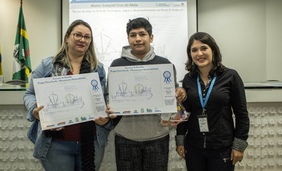 Os dez alunos vencedores do concurso de desenhos e frases do programa Porto Escola fizeram uma visita especial ao Porto de Paranaguá nesta quarta-feira (10). Os estudantes e professores ganharam um passeio de barco, kits de desenho e um quadro com a composição vencedora. A oitava edição do concurso reuniu trabalhos de 824 estudantes do 5º ano do ensino fundamental, matriculados na rede pública de ensino. Foto: Claudio Neves/Portos do Paraná