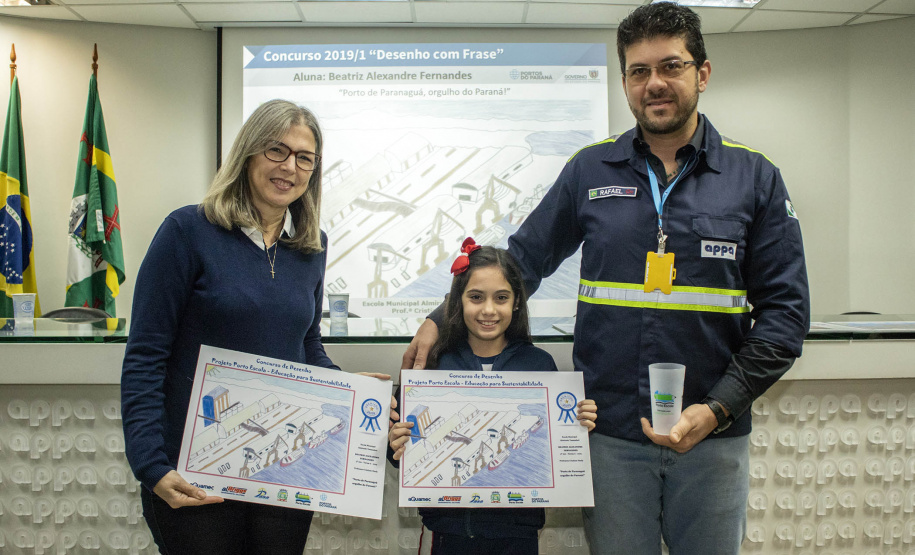 Os dez alunos vencedores do concurso de desenhos e frases do programa Porto Escola fizeram uma visita especial ao Porto de Paranaguá nesta quarta-feira (10). Os estudantes e professores ganharam um passeio de barco, kits de desenho e um quadro com a composição vencedora. A oitava edição do concurso reuniu trabalhos de 824 estudantes do 5º ano do ensino fundamental, matriculados na rede pública de ensino. Foto: Claudio Neves/Portos do Paraná