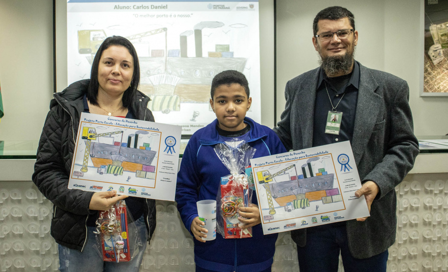 Os dez alunos vencedores do concurso de desenhos e frases do programa Porto Escola fizeram uma visita especial ao Porto de Paranaguá nesta quarta-feira (10). Os estudantes e professores ganharam um passeio de barco, kits de desenho e um quadro com a composição vencedora. A oitava edição do concurso reuniu trabalhos de 824 estudantes do 5º ano do ensino fundamental, matriculados na rede pública de ensino. Foto: Claudio Neves/Portos do Paraná