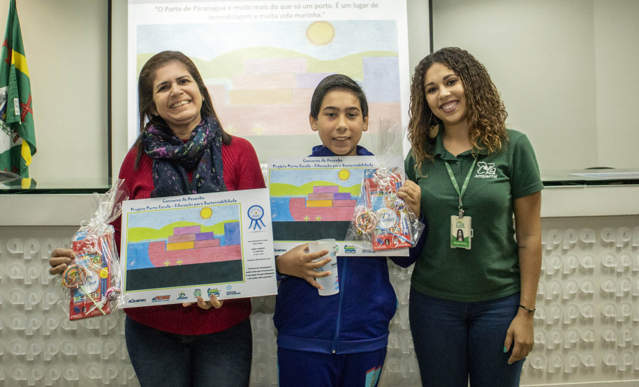 Os dez alunos vencedores do concurso de desenhos e frases do programa Porto Escola fizeram uma visita especial ao Porto de Paranaguá nesta quarta-feira (10). Os estudantes e professores ganharam um passeio de barco, kits de desenho e um quadro com a composição vencedora. A oitava edição do concurso reuniu trabalhos de 824 estudantes do 5º ano do ensino fundamental, matriculados na rede pública de ensino. Foto: Claudio Neves/Portos do Paraná