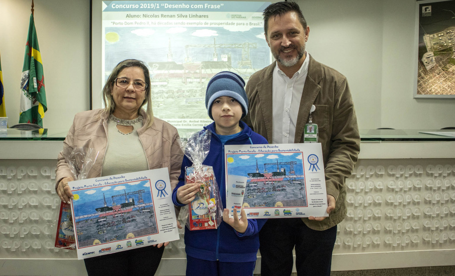 Os dez alunos vencedores do concurso de desenhos e frases do programa Porto Escola fizeram uma visita especial ao Porto de Paranaguá nesta quarta-feira (10). Os estudantes e professores ganharam um passeio de barco, kits de desenho e um quadro com a composição vencedora. A oitava edição do concurso reuniu trabalhos de 824 estudantes do 5º ano do ensino fundamental, matriculados na rede pública de ensino. Foto: Claudio Neves/Portos do Paraná