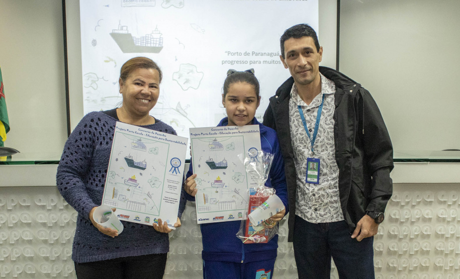 Os dez alunos vencedores do concurso de desenhos e frases do programa Porto Escola fizeram uma visita especial ao Porto de Paranaguá nesta quarta-feira (10). Os estudantes e professores ganharam um passeio de barco, kits de desenho e um quadro com a composição vencedora. A oitava edição do concurso reuniu trabalhos de 824 estudantes do 5º ano do ensino fundamental, matriculados na rede pública de ensino. Foto: Claudio Neves/Portos do Paraná