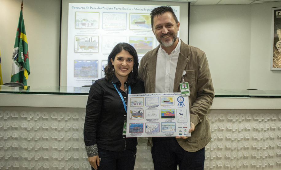 Os dez alunos vencedores do concurso de desenhos e frases do programa Porto Escola fizeram uma visita especial ao Porto de Paranaguá nesta quarta-feira (10). Os estudantes e professores ganharam um passeio de barco, kits de desenho e um quadro com a composição vencedora. A oitava edição do concurso reuniu trabalhos de 824 estudantes do 5º ano do ensino fundamental, matriculados na rede pública de ensino. Foto: Claudio Neves/Portos do Paraná