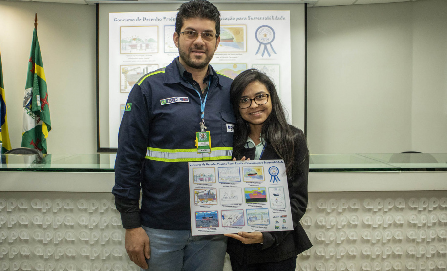 Os dez alunos vencedores do concurso de desenhos e frases do programa Porto Escola fizeram uma visita especial ao Porto de Paranaguá nesta quarta-feira (10). Os estudantes e professores ganharam um passeio de barco, kits de desenho e um quadro com a composição vencedora. A oitava edição do concurso reuniu trabalhos de 824 estudantes do 5º ano do ensino fundamental, matriculados na rede pública de ensino. Foto: Claudio Neves/Portos do Paraná