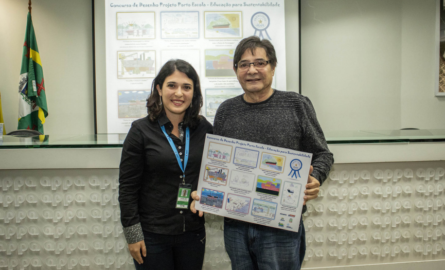 Os dez alunos vencedores do concurso de desenhos e frases do programa Porto Escola fizeram uma visita especial ao Porto de Paranaguá nesta quarta-feira (10). Os estudantes e professores ganharam um passeio de barco, kits de desenho e um quadro com a composição vencedora. A oitava edição do concurso reuniu trabalhos de 824 estudantes do 5º ano do ensino fundamental, matriculados na rede pública de ensino. Foto: Claudio Neves/Portos do Paraná