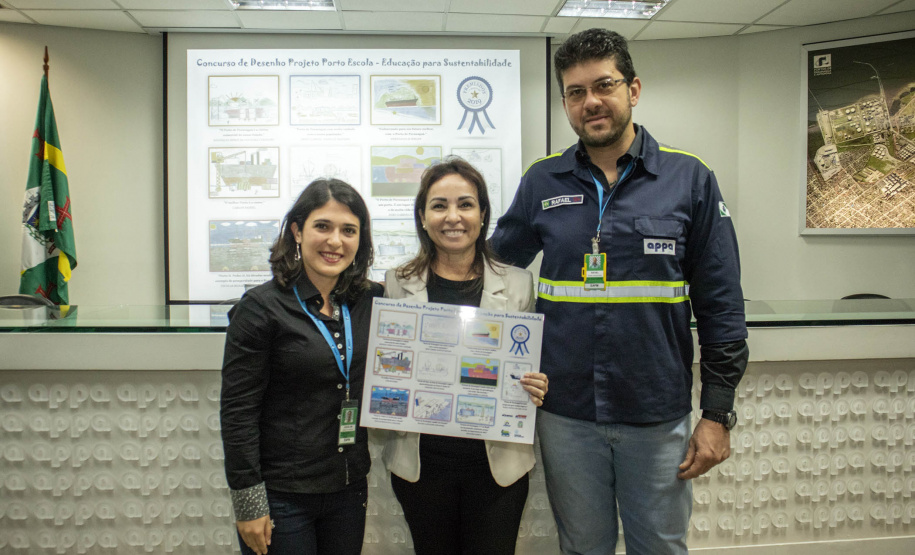 Os dez alunos vencedores do concurso de desenhos e frases do programa Porto Escola fizeram uma visita especial ao Porto de Paranaguá nesta quarta-feira (10). Os estudantes e professores ganharam um passeio de barco, kits de desenho e um quadro com a composição vencedora. A oitava edição do concurso reuniu trabalhos de 824 estudantes do 5º ano do ensino fundamental, matriculados na rede pública de ensino. Foto: Claudio Neves/Portos do Paraná