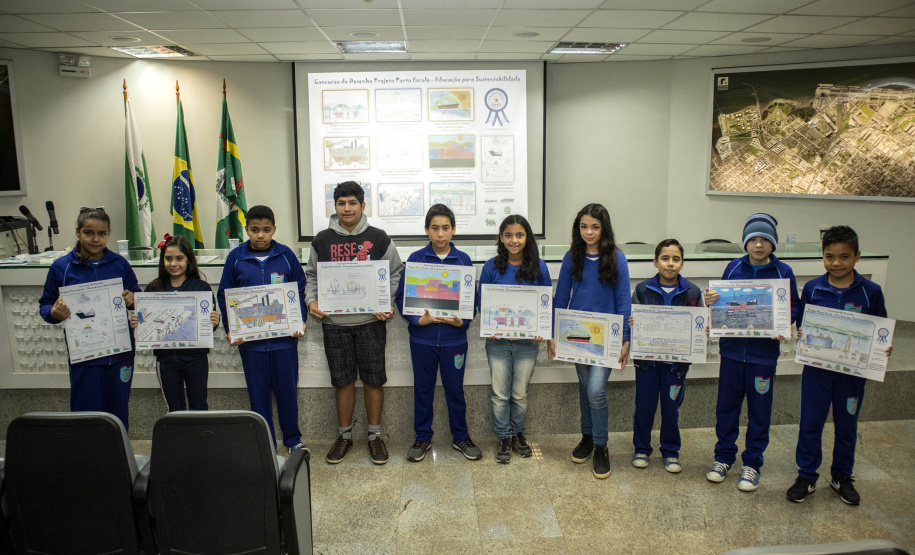 Os dez alunos vencedores do concurso de desenhos e frases do programa Porto Escola fizeram uma visita especial ao Porto de Paranaguá nesta quarta-feira (10). Os estudantes e professores ganharam um passeio de barco, kits de desenho e um quadro com a composição vencedora. A oitava edição do concurso reuniu trabalhos de 824 estudantes do 5º ano do ensino fundamental, matriculados na rede pública de ensino. Foto: Claudio Neves/Portos do Paraná